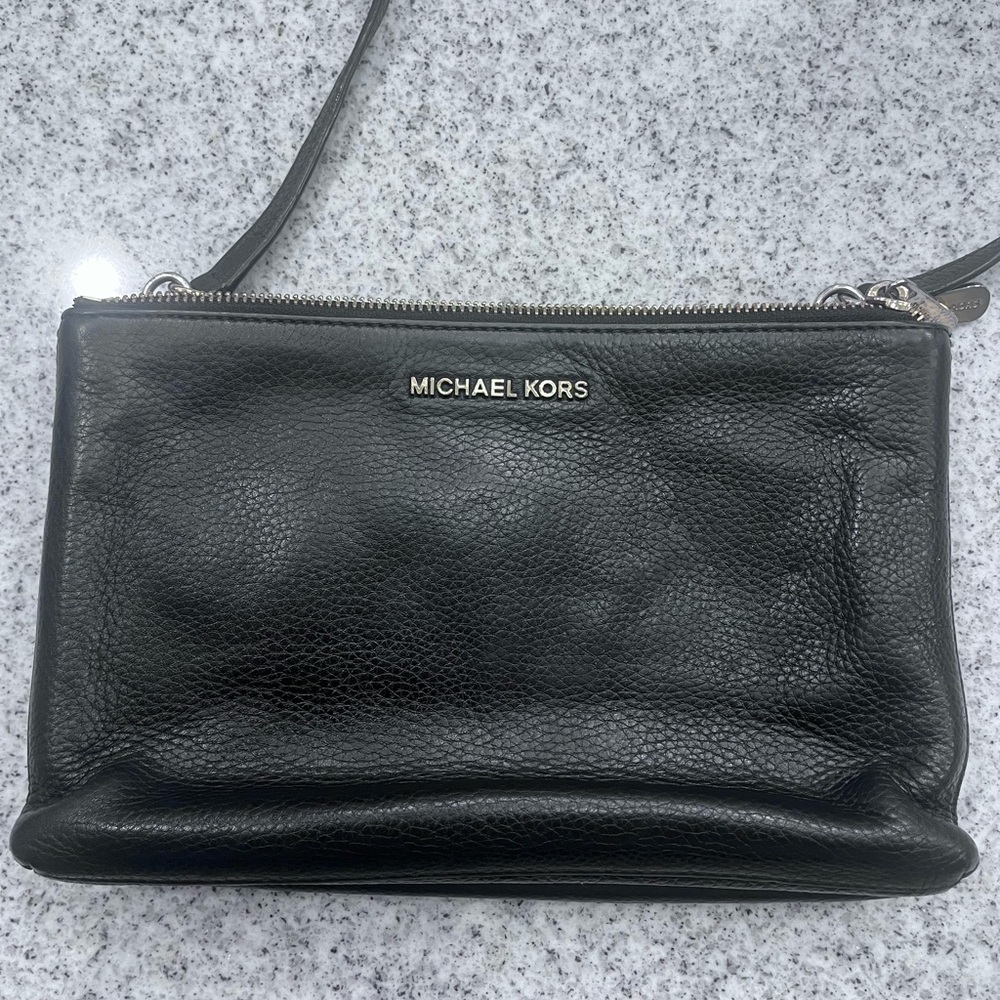 Michael Kors Double Zip crossbody bag in black pebbled leather - Picture 2 of 11